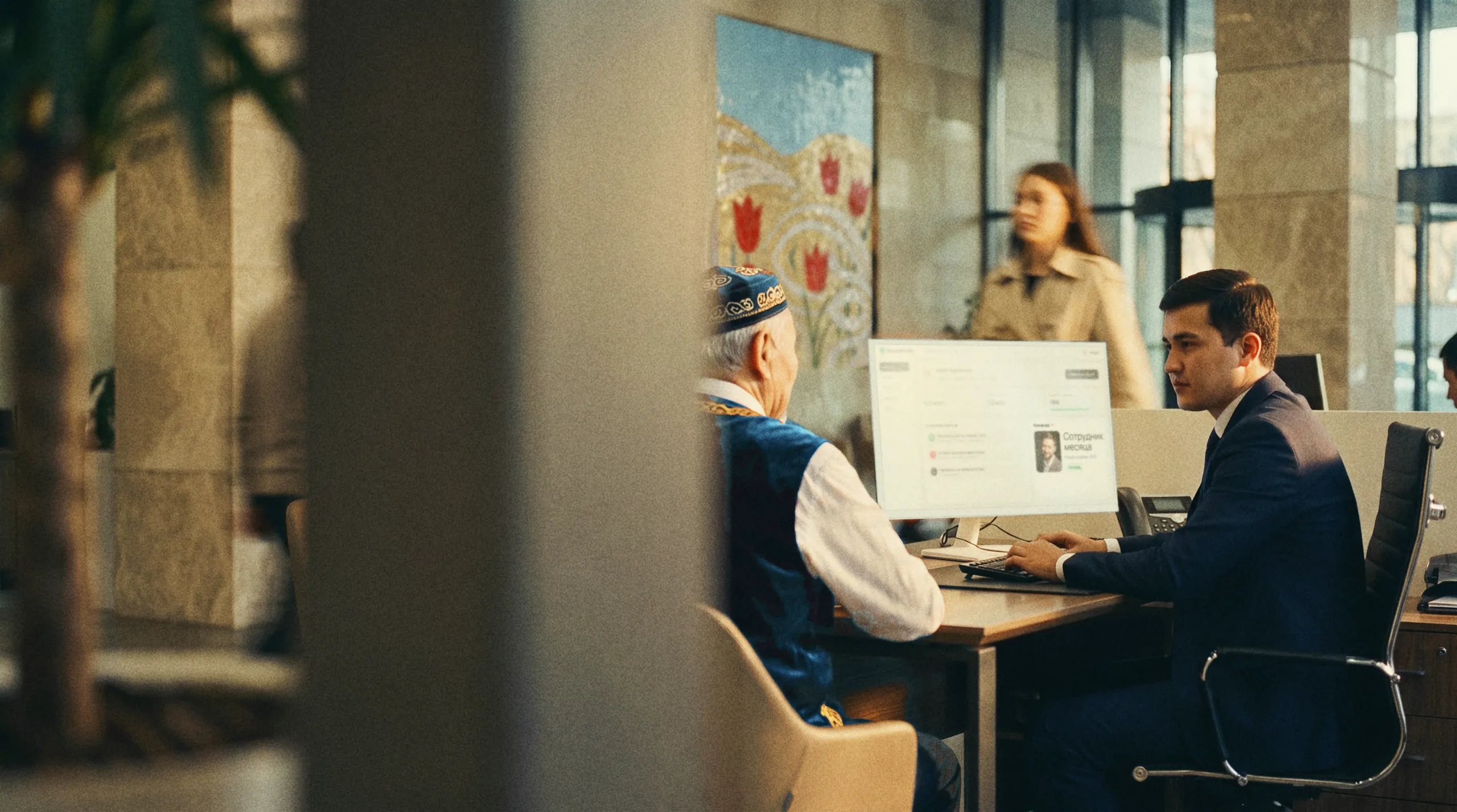 Сотрудник банка в Ташкенте работает в операционной CRM