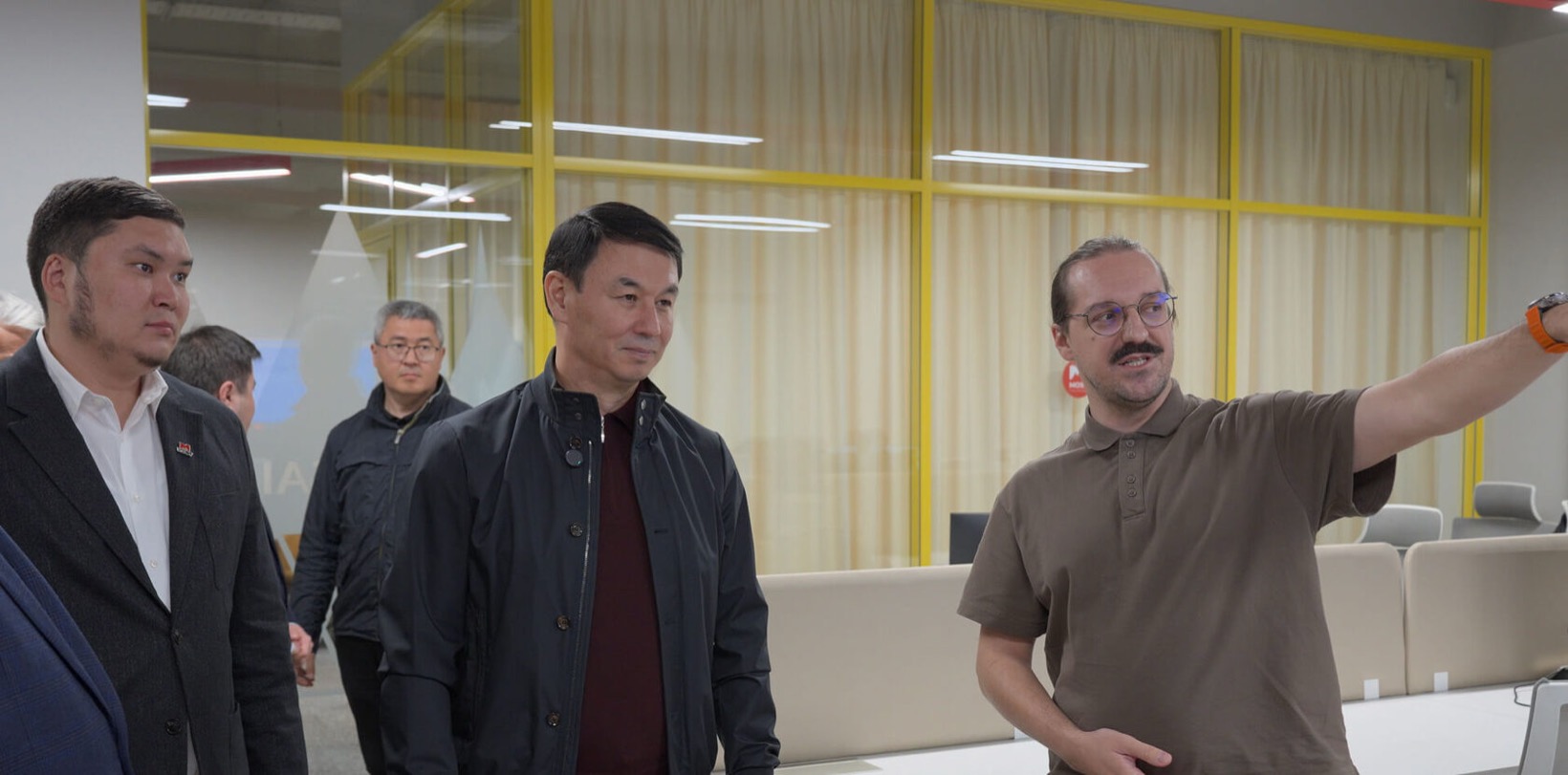 Олег Качалин, сооснователь Rocket Tech, и Диас Кожатаев, CEO MOST IT Hub, презентуют лабораторию акиму Алматы Дархану Сатыбалды.